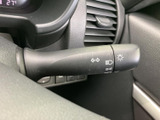 レバーには操作を示すマークが見やすく配置され、運転中も位置を把握しやすい印象です。手元で扱えるため、日常の運転時に必要な操作へスムーズに移りやすい装備です。