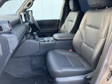 前席はゆったりとしたシート形状で、落ち着いて座れる運転空間です。前方の視界が確保され、足元もすっきりとしているため、日常の移動から長めのお出かけまで過ごしやすいです。