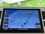 道路や周辺施設が地図上に表示され、現在地の目安を確認しながら目的地までの道順を把握できます。画面内に縮尺表示もあり、行き先の確認やルート選びに役立つ装備です。