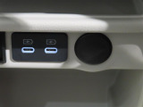 充電用USB端子付き。スマートフォンなどの充電に便利です。