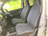 運転席周りはシンプルで操作性に優れています。すぐに慣れて、快適なドライビングを楽しめます。