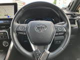 手元に各種スイッチをまとめ、運転姿勢を保ちながら操作しやすい構成です。中央のホーン部分を含め、機能ごとに配置が分かれているのもポイント。毎日の運転で便利さを感じられる装備がそろっています。