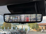 ルームミラー内に後方の映像を表示するモニターを備えています。ミラーを見る感覚で後方の様子を確認しやすく、乗車時や駐車時など、周囲の状況を把握したい場面で便利です。