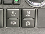 複数のスイッチに図柄と文字が表示され、機能の種類を見分けやすい運転席まわりです。必要な項目を目で確認しやすく、操作箇所がまとまった配置です。