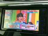 テレビ番組を画面で視聴でき、停車中の待ち時間などを過ごす際にも活用いただけます。番組の映像と字幕が表示され、画面上で内容を確認しやすい仕様です。車内での時間をより便利にお使いいただけます。