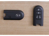 鍵はスマートキータイプです♪ キーをポケットやバックに入れたままで、ドアロックの施錠・解除が出来て、プッシュスタートでエンジン始動も出来ます♪