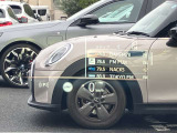 人気のヘッドアップディスプレイ!現在の車速、ナビゲーション・システムによるルート案内の矢印表示、チェック・コントロール、前車接近警告など、さまざまな情報をドライバーの視界内に直接表示いたします!