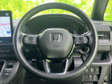 握りやすいステアリングは、運転操作をサポート。オーディオやハンズフリー通話のスイッチも操作しやすい位置に配置されています。快適なドライビング。
