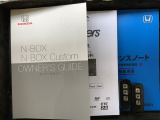 スマートキーは鍵をバッグに入れたままでもドアロックの開閉やエンジンのON・OFFができます。夜間や雨の日も鍵を探さなくて良いので便利です。