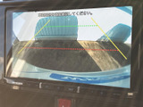 車両後方の映像とガイドラインが画面に表示され、駐車時に周囲の状況を確かめる手助けになります。画面で後方を確認しながら操作できるため、日常の駐車にも役立ちます。