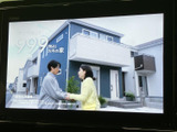 テレビ番組を画面で視聴できる装備です。停車中の待ち時間に映像を楽しめるため、休憩時などの過ごし方に幅が広がります。画面表示で番組を確認しながら、車内での時間をゆったりと過ごせます。