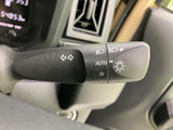 レバーには操作を示すマークが配置され、運転席から位置や表示を確認しやすい仕様です。手元で扱えるため、日常の運転時にも使いやすさに配慮されています。