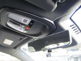 ルーフにあるON CALLボタンとSOSボタンは、車両が始動しない場合、パンクした場合、または事故に遭った場合などに支援の要請に使用できるため安心感を高めることができます。