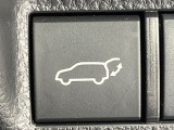 【パワーバックドア】スマートキーや運転席のボタンを押すだけでリアゲートが自動で開閉します!荷物を持っている時や、高い位置にあるバックドアを閉める際に便利な機能です♪