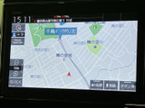 現在地や周辺の道路を画面上で確認でき、目的地までのルートを把握したい場面に便利です。地図表示を見ながら行き先を確認できるので、初めて訪れる場所への移動もスムーズに計画できます。