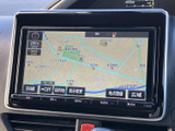 現在地周辺の道路や施設名が地図上に表示され、目的地までのルート確認に活用できます。表示範囲の変更や地点登録などの項目も画面下に並び、目的地設定を進めやすいナビ画面です。