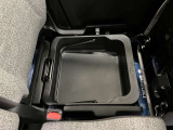 【シートアンダーボックス】助手席下には持ち運び可能な収納ボックスが装備されています。車検証ケースや靴などが収納できます。