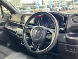 運転席まわりは視界が広く、メーターやセンターパネルを自然な姿勢で確認できます。シートには身体を預けやすい形状が採用され、毎日の移動も落ち着いて過ごせます。