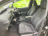 助手席から運転席まで見通しのよい室内で、前方の視界を確保しやすいレイアウトです。シートは身体を支える形状で、落ち着いた色合いとともに日常の移動を快適に彩ります。