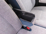 運転席と助手席の間には、蓋付きタイプのコンソールボックス。肘掛けにもなるので、便利です。