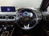 【運転席インテリアデザイン】左右対称のインテリアデザインでドライバーを包み込み運転に集中できるように設計されています。