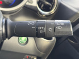 操作しやすい位置に配置されたウインカーレバー。スムーズな操作で、安全な車線変更をサポートします。直感的に操作できる設計です。