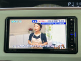 停車中にテレビ番組を視聴でき、待ち時間などを過ごす際にも活用できます。画面には番組映像と字幕が表示されており、内容を確認しながら楽しめる装備です。視聴は停車時にご利用ください。