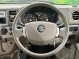 インテリアに合わせたデザインのステアリングは、運転される方のことも考え、運転しやすい形状、大きさです。是非一度、実際に触ってお確かめください。