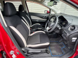 【運転席&助手席】シートは硬くなく座りやすい仕様です!シート色が黒色なので汚れも目立ちにくいですよ(^▽^)/ホワイトの差し色もキレイです♪
