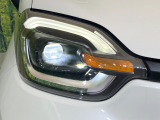 【LEDヘッドライト】悪天候や夜間走行時も良好な視界を確保し安心して運転できる高輝度LEDヘッドライトを装備!点灯速度が早く、消費電力も抑えられています。