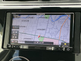 鮮明な地図表示で、道に迷う心配はありません。リアルタイムな交通情報も確認でき、スムーズな移動をサポートします。