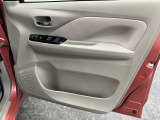 【運転席ドア】ドリンクホルダーと収納ポケットがあります。