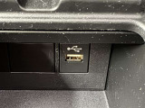 充電用USB端子付き。スマートフォンなどの充電に便利です。