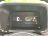 速度やシフト位置、燃料残量などをまとめて確認できる表示部を採用。運転中に必要な情報を目で追いやすく、毎日の運転をサポートしてくれます。