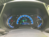 速度や燃料残量などの情報をメーターで確認でき、運転に必要な表示が見やすくまとまっています。明るく表示されるため、走行中も視線の移動を抑えて情報を把握しやすい計器まわりです。