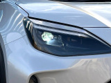 【LEDヘッドライト】悪天候や夜間走行時も良好な視界を確保し安心して運転できる高輝度LEDヘッドライトを装備!点灯速度が早く、消費電力も抑えられています。