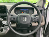 左右のスポークにスイッチを備え、運転姿勢のまま手元で必要な操作にアクセスしやすい設計です。メーターも視界に収まり、前方確認と情報確認をしやすくしています。
