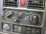 【左右独立型フルオートエアコン】運転席と助手席でそれぞれお好みの温度に設定可能。同乗者にも配慮した、快適な空調をお届け致します。