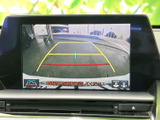 後方の状況を画面で確認できるため、安全な駐車をサポートします。狭い場所でも安心して取り扱いが可能です。