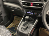 操作しやすいATシフトです♪シフトチェンジを気にしなくていいので運転だけに集中できますね!自然と手に届くところにある、手になじむ形状のシフトノブがいいですね♪