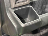 助手席埋め込み式カップホルダー(太ボトル600mm収納可能)
