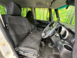 運転席まわりには十分なスペースがあり、大柄な方でもゆったり運転していただける環境です。