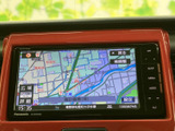 現在地周辺の道路や施設名を画面上で確認でき、目的地までのルート確認に役立ちます。表示が見やすく、初めて訪れる場所へのお出かけも計画しやすい装備です。