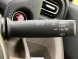 レバーには各種表示が見やすくまとめられ、運転席から視線を大きく動かさずに確認しやすい配置です。手元の表示を見ながら操作でき、日々の運転をサポートしてくれます。