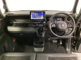 車内は光触媒抗菌消臭施工済です。スタイリッシュなデザインでスポーティなインパネ周りを演出します。グローブボックスやカップホルダーのほかにトレーなどたくさんの収納スペースが付いています。