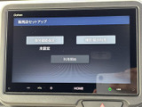 多彩な機能を備え、快適なドライブをサポート。目的地設定から音楽再生まで、直感的な操作で楽しめます。