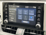 AM・FMやDVD、USB、Bluetoothなど、複数の音源が画面に一覧表示され、選択肢を確認しやすい構成です。気分や利用シーンに合わせて音楽を楽しめます。