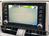後方の様子を画面で確認でき、駐車時やバックでの移動をサポートします。車両後方を目で確認しながら操作できるため、日常の駐車場などでも便利に活用できます。