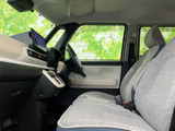 広々とした室内空間が魅力です。運転に必要な情報を視認しやすい位置に配置し、安全運転をサポートします。快適なドライブを楽しめる空間です。