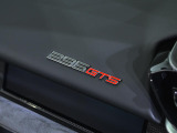 カーボンファイバー製インストルメント・クラスターを装着し、メーター周りをレーシーに仕立てています。
